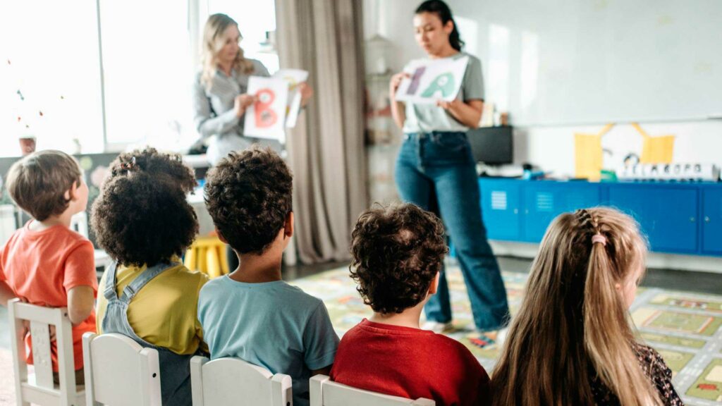 Descansos activos, niños en el aula, sedentarismo infantil, educación sedentaria